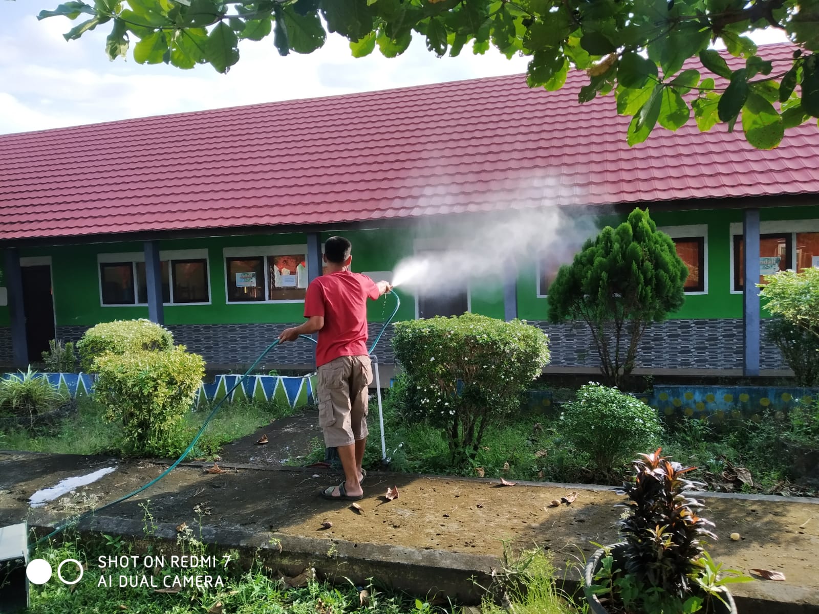 Penyemprotan disinfektan dilakukan dalam rangka mensterilkan lingkungan sekolah usai PPDB