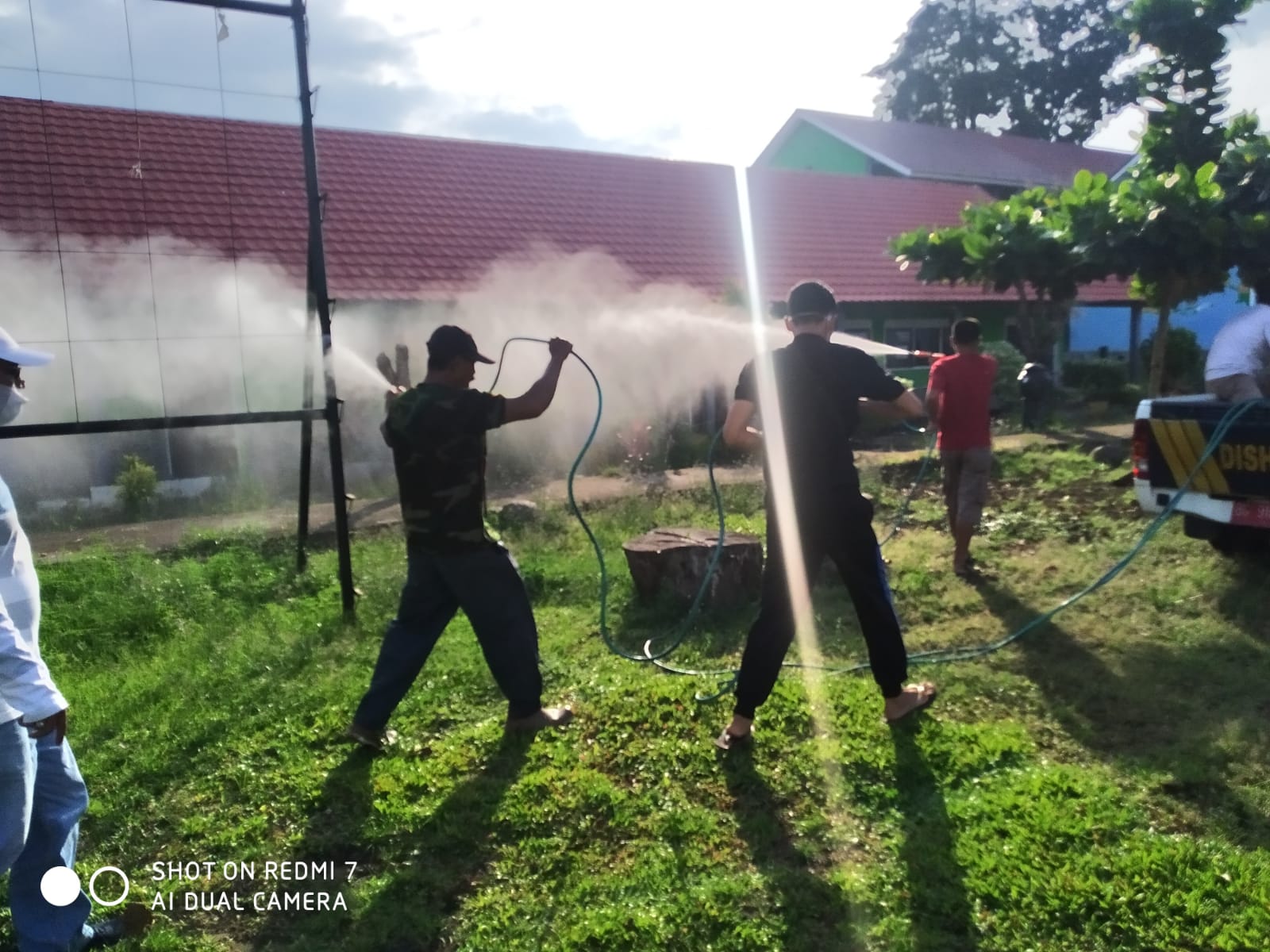 Penyemprotan Disinfektan di lingkungan SMPN 2 Lubuklinggau