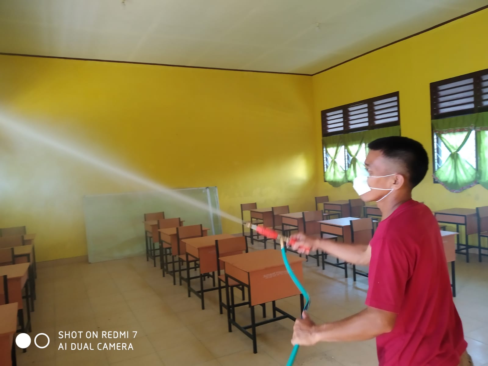 Ruangan kelas belajarpun tidak luput dilakukan penyemprotan disinfektan