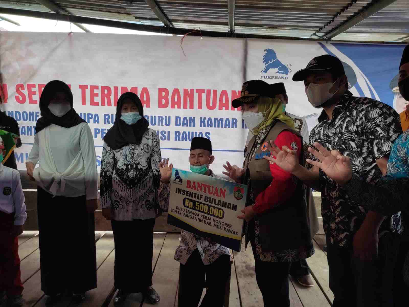 Kunjungi Dusun Sri Pengantin, Bupati Mura Salurkan Bantuan CSR PT. CHAROEN PHOKPAND