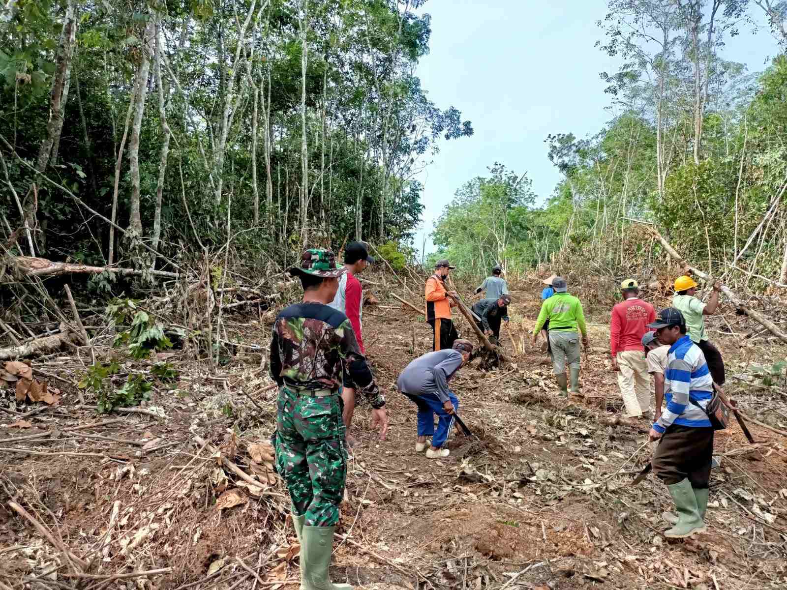 Antusias Warga dan Satgas TMMD Gotong Royong Membersihkan Jalan