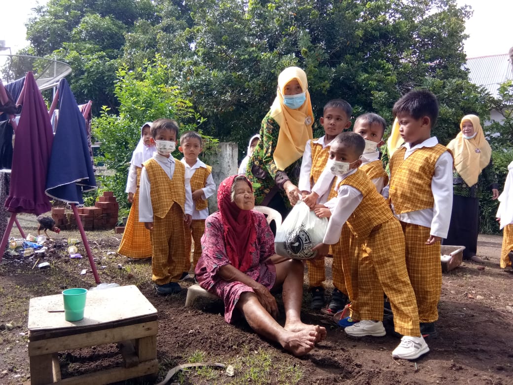 Ajak Siswa Bagikan Sembako