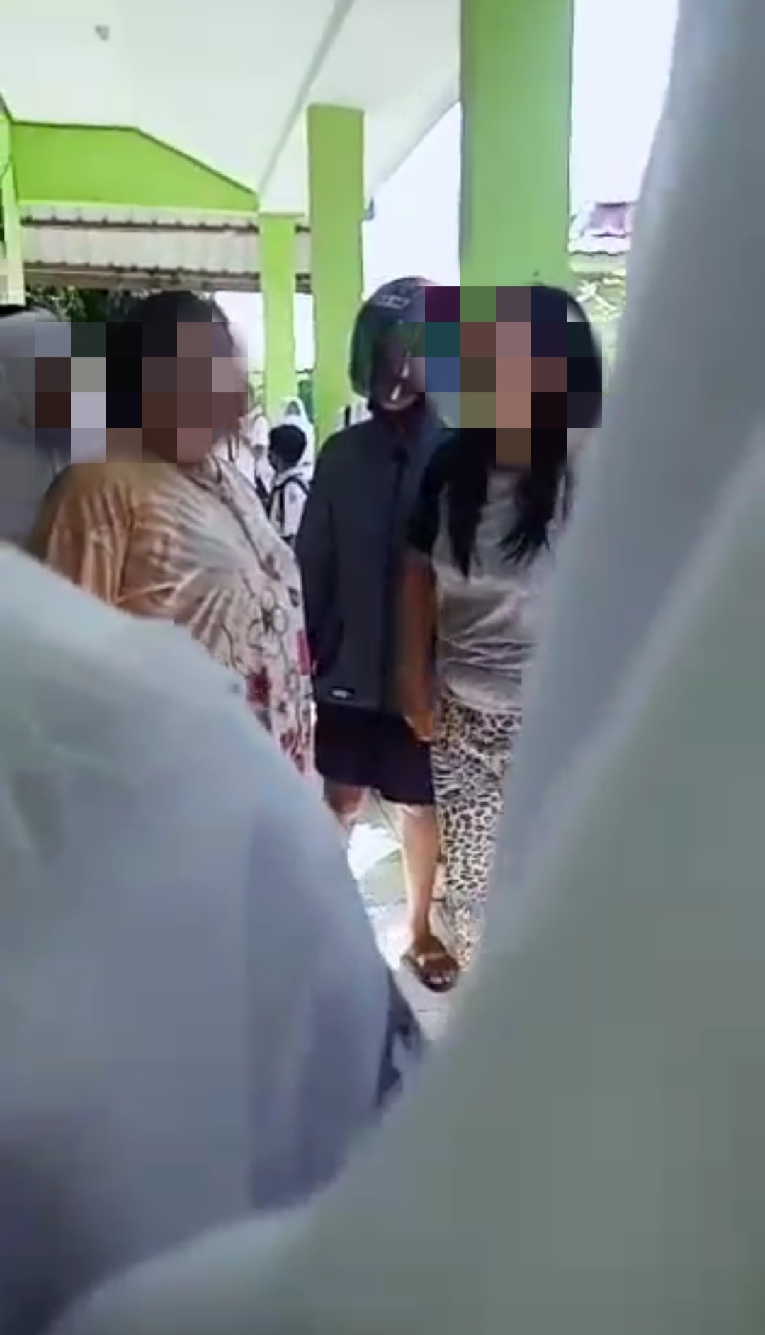 Video Ibu-ibu Marah-marah di Sekolah, Ancam Buka Celana