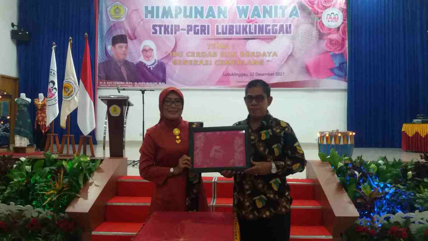 Dihari Ibu, HW STKIP PGRI Lubuklinggau Launching Batik Alpukat