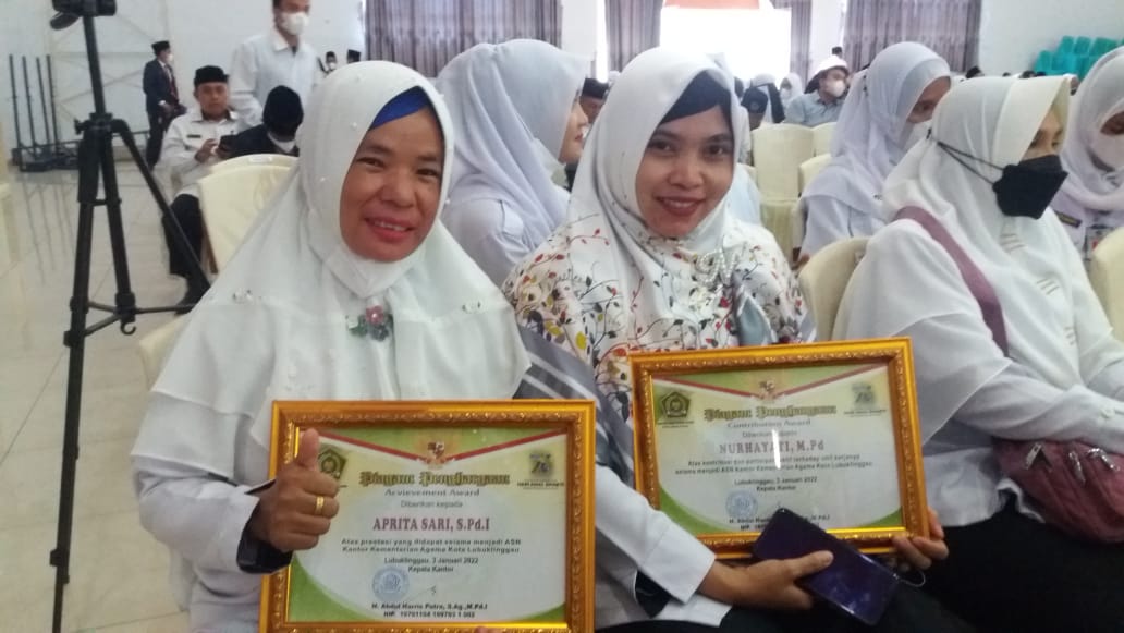 Kepala sekolah dan Guru RA Ummi dapat Penghargaan