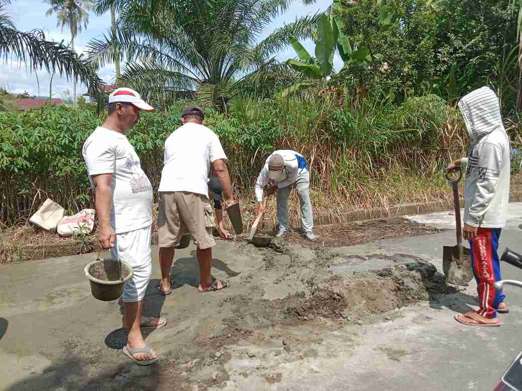 Jalan Berlobang di Taba Pingin Diperbaiki Warga