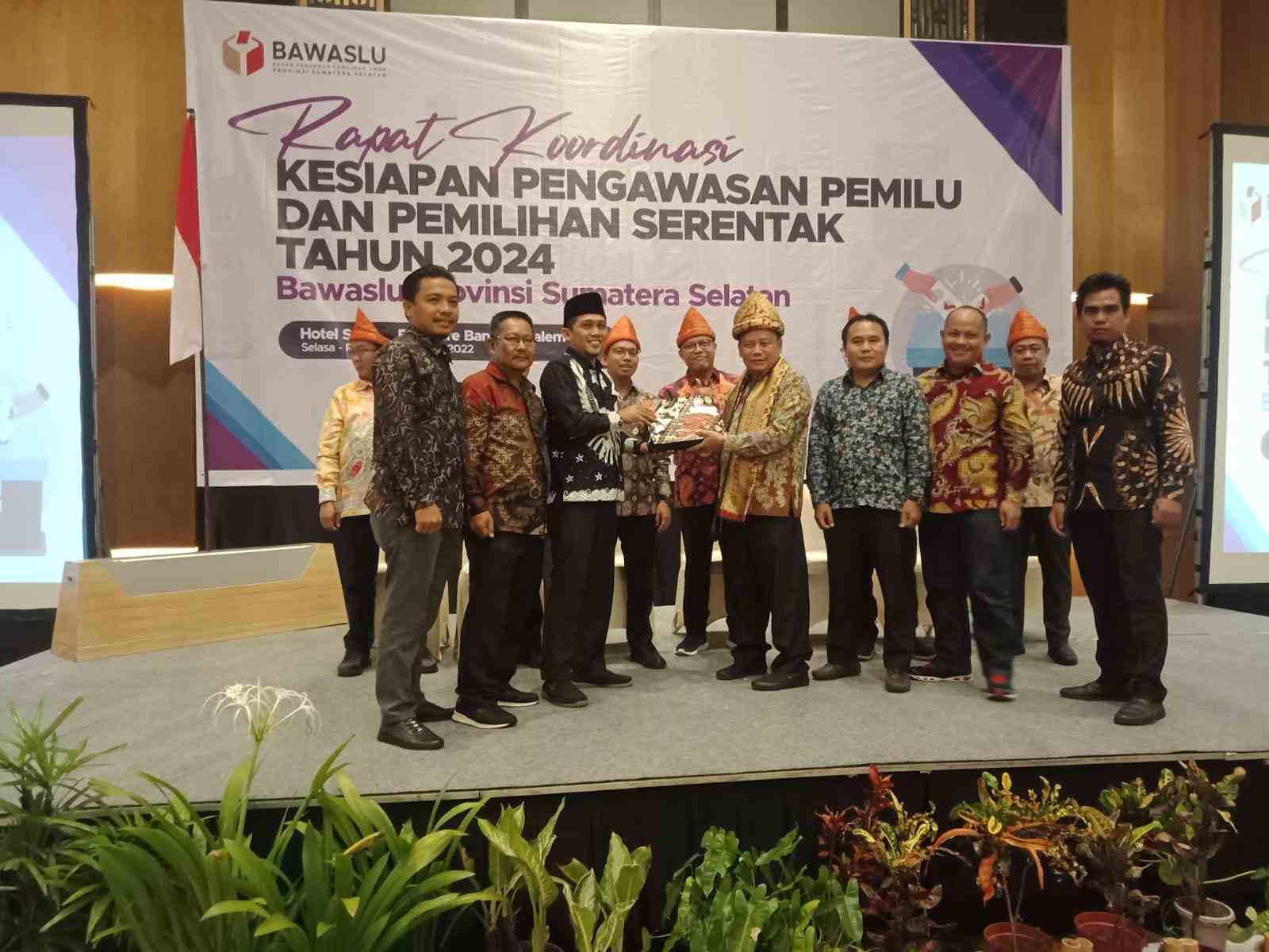 Ada Batik Durian di Rakor Kesiapan Pengawasan dan Pemilihan Serentak 