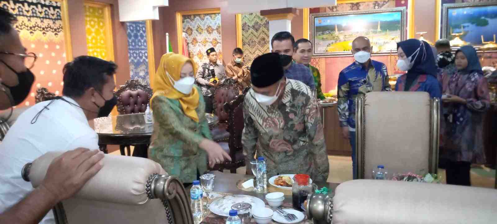 Penuh Keakraban, Bupati Hj Ratna Machmud Sambut Menteri Muhadjir Effendy