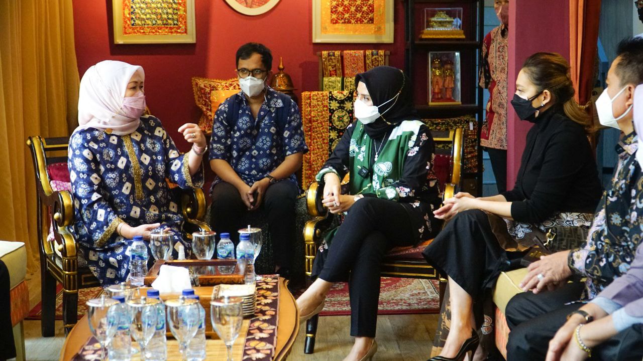 Istri Wagub Sumsel Support Batik Durian,  Hj Fauziah : Bahagia Sumsel Go Internasional