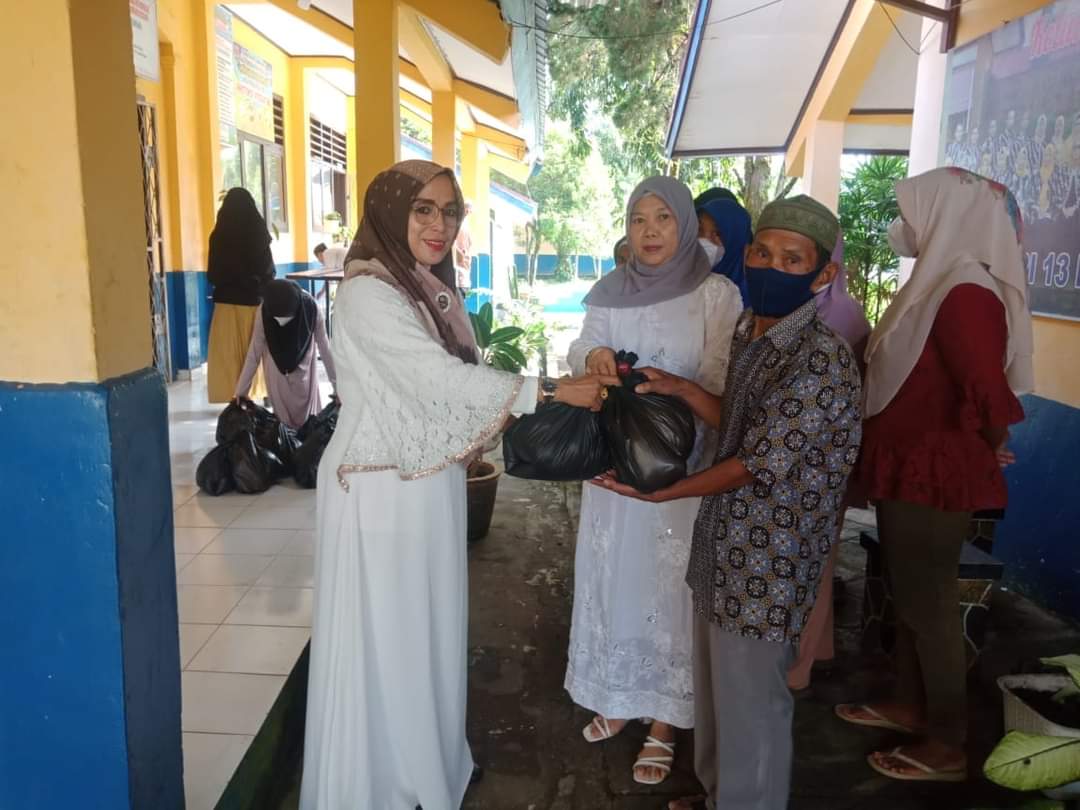 SMPN 13 Lubuklinggau Beri Bantuan Kepada Wali Murid