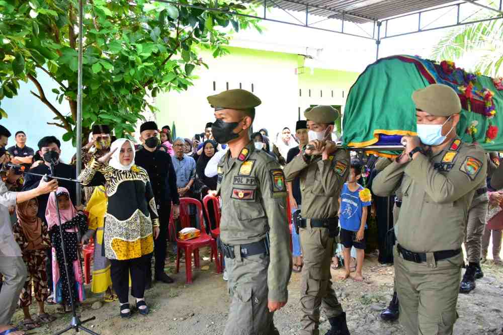 Bupati Lepas Almarhum Ade Chandra ke Peristirahatan Terakhir