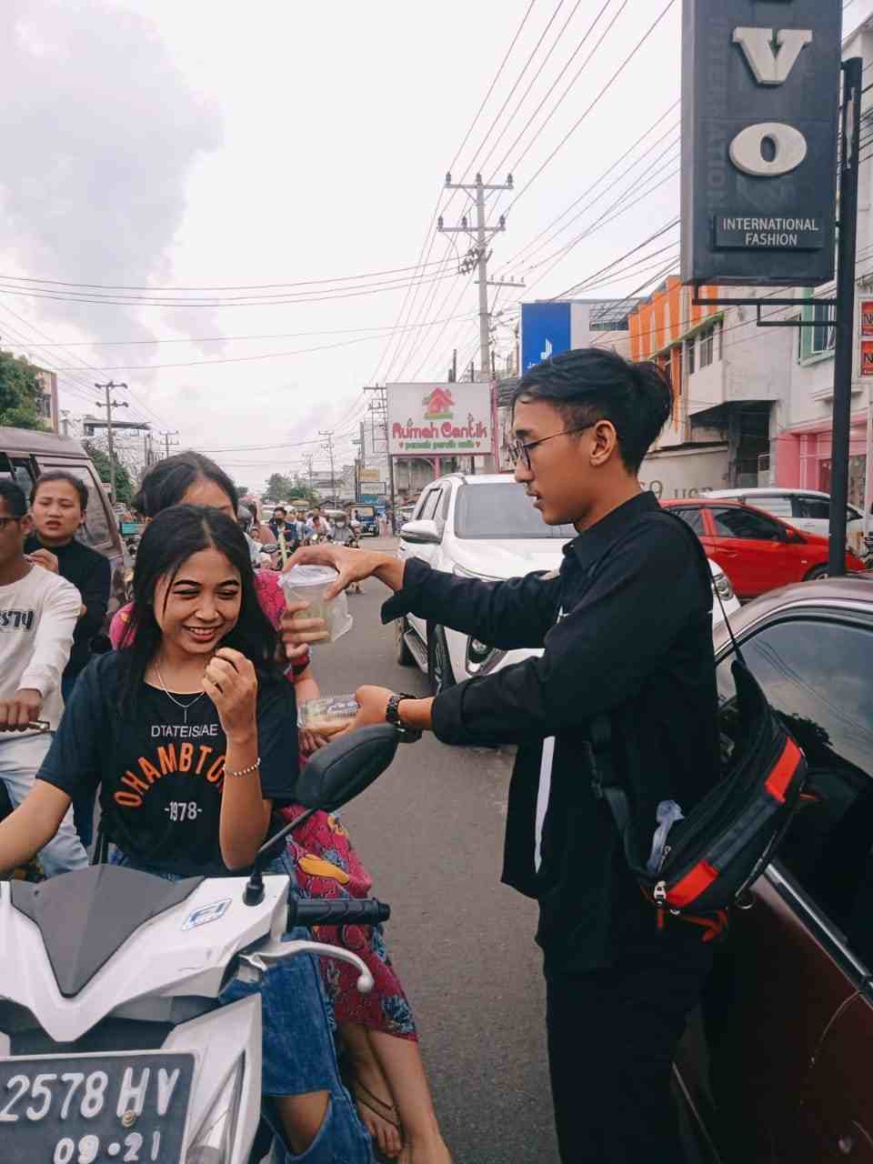 HIMAFI UNVARI Tebar Kebaikan dengan Berbagi Takjil