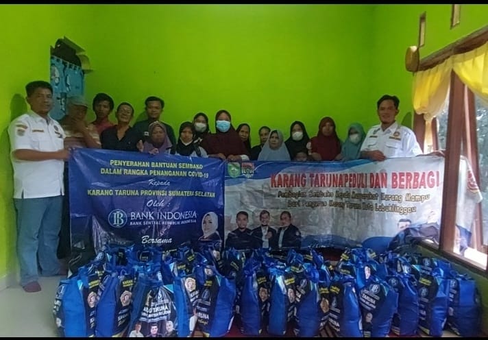 Karang Taruna Sapa Warga Kecamatan Selatan 2 Lewat Pemberian Sembako