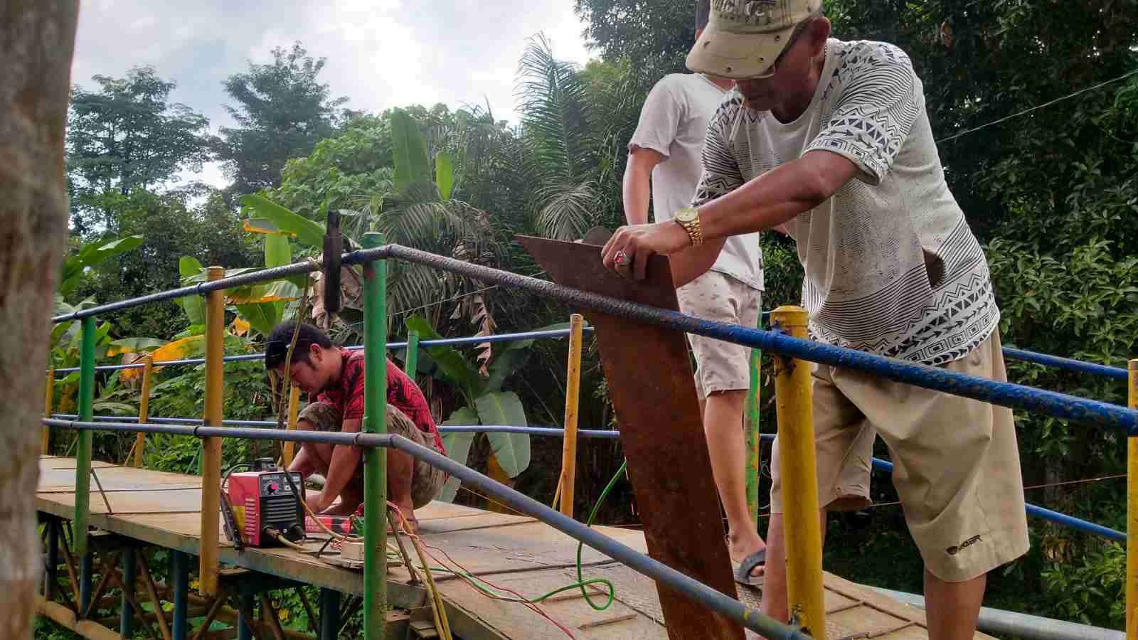 Warga Inisiatif Perbaiki Jembatan Rusak