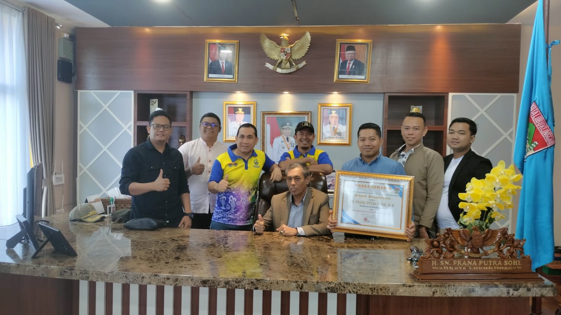 Posbakumadin Beri Penghargaan Kepada Walikota Atas Pelayanan Hukum Gratis