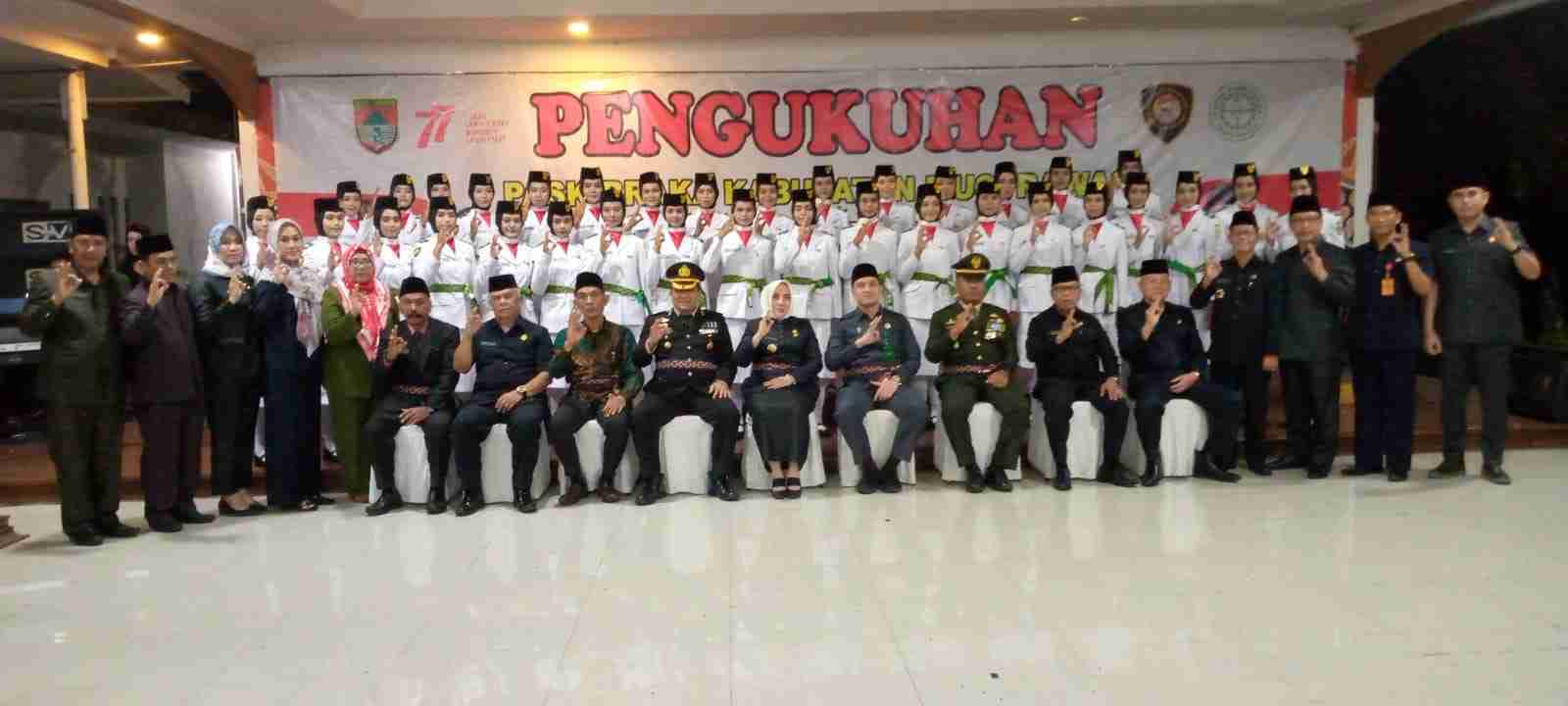 Bupati Hj Ratna Machmud Mengukuh dan Melantik 70 Anggota Paskibraka