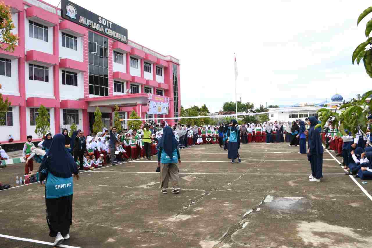 Guru dan Staf SIT MC, Antusias Ikuti POM Cendekia