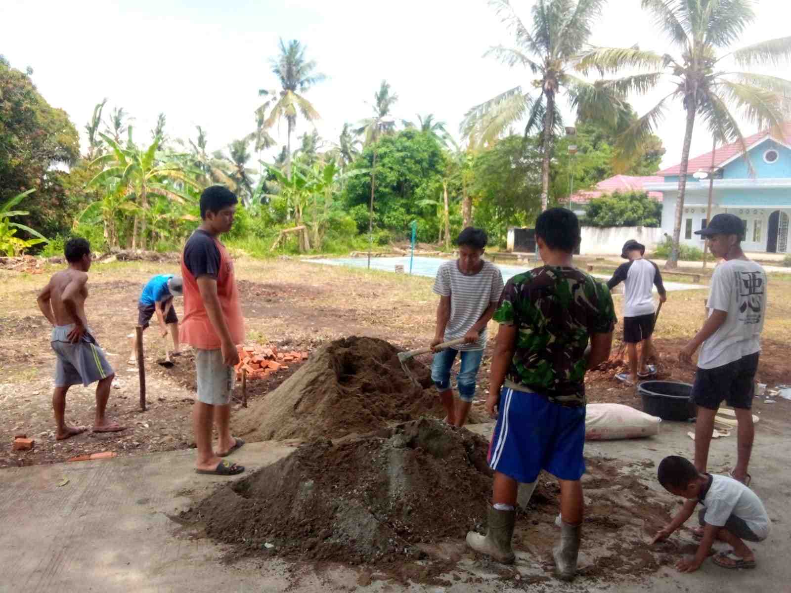 Warga Senalang Gotong Royong Buat Lapangan Bola Voli
