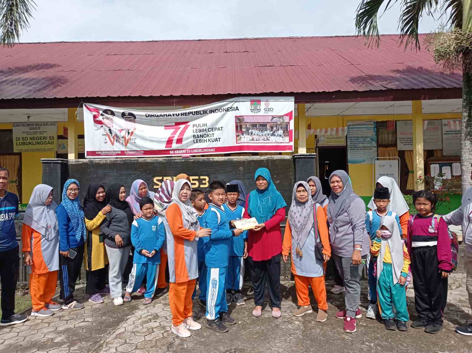 Gerak Cepat, SDN 53 Lubuklinggau Salurkan Bantuan Untuk Wali Murid yang Tertimpa Musibah Kebakaran