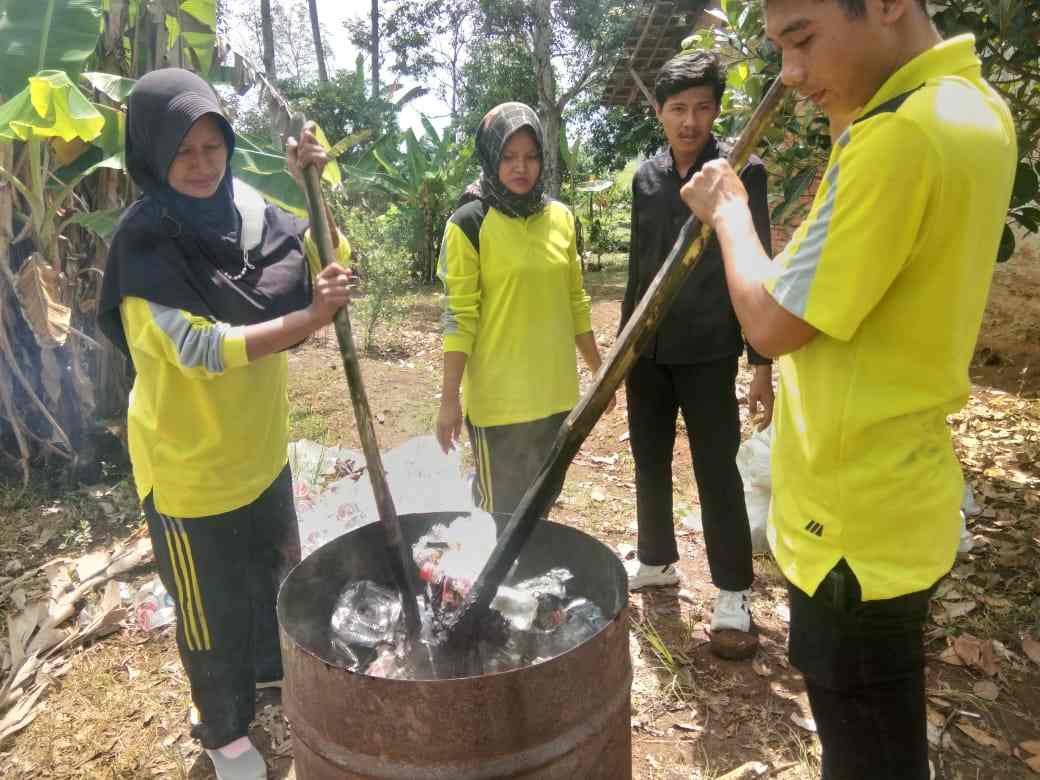 Dosen Unpari Ubah Sampah Plastik jadi Paving Block Ramah Lingkungan