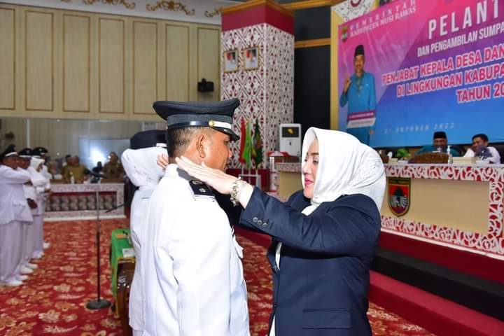 Bupati Hj Ratna Machmud Lantik 58 Pj Kepala Desa