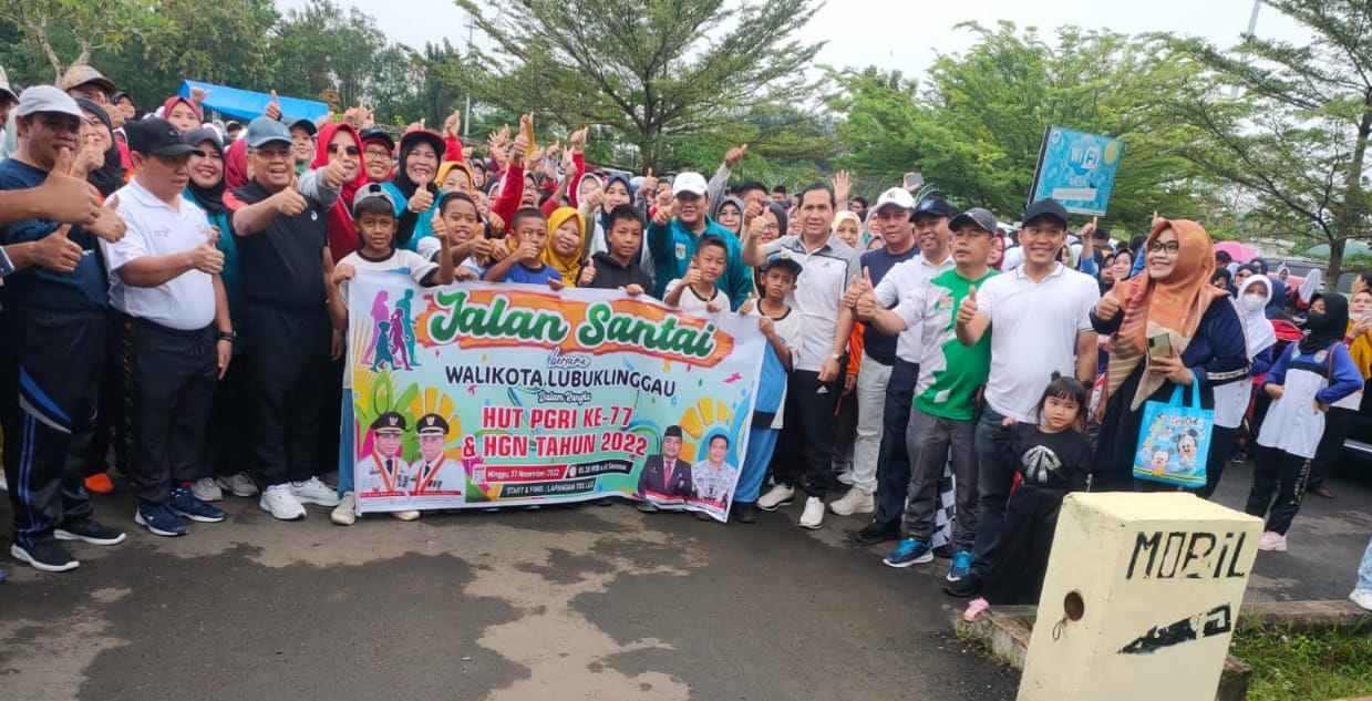 Ribuan Peserta Ikuti Jalan Santai HUT PGRI dan HGN