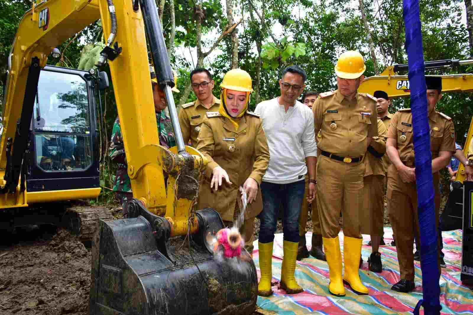 Tunaikan Janji Politik, Bupati Hj Ratna Machmud Launching Bantuan Alat Berat