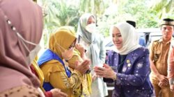 Tinjau Akses Jalan, Bupati Hj Ratna Machmud Sekaligus Dengar Aspirasi Masyarakat