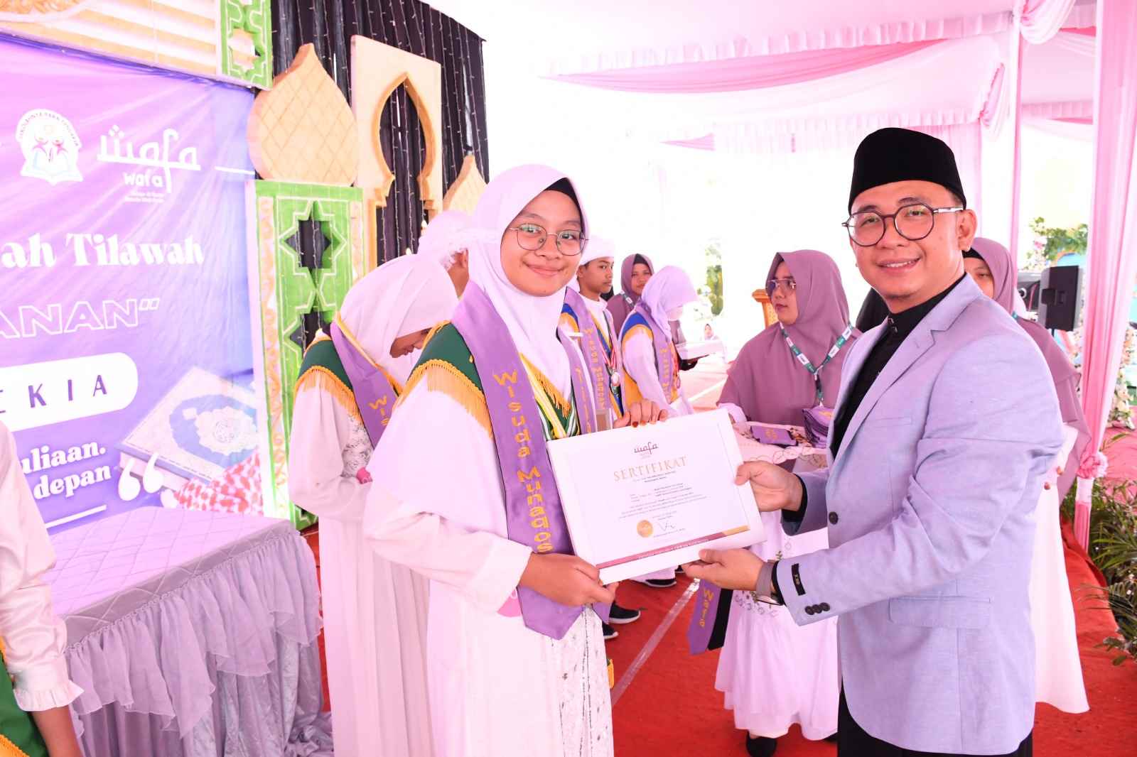 100 Pelajar SMPIT Mutiara Cendekia Wisuda Tahfidz