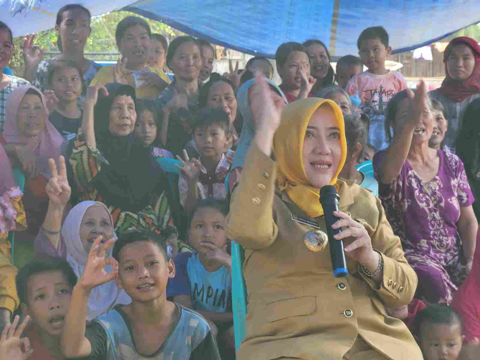 Tegas, Bupati Hj Ratna Machmud Pastikan Bantuan Disalurkan Merata