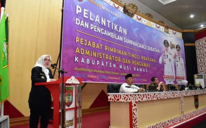 Perlancar Pelayanan Publik, Bupati Hj Ratna Machmud Kembali Lantik Pejabat di Lingkungan Pemkab