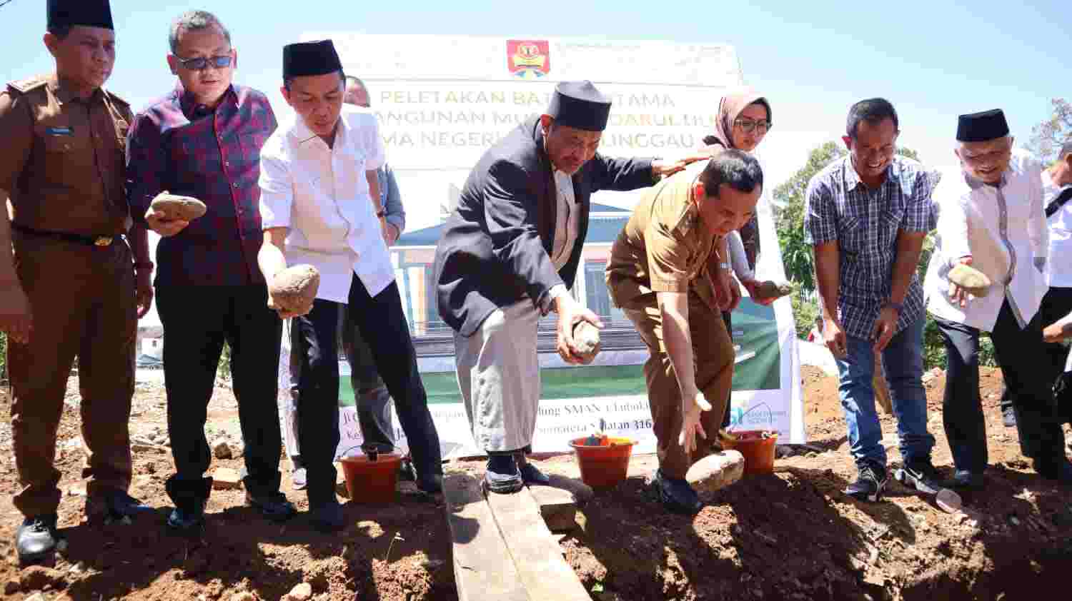 Wako Lakukan Peletakan Batu Pertama Pembangunan Musholla Darul Ulum SMAN 1 Lubuklinggau