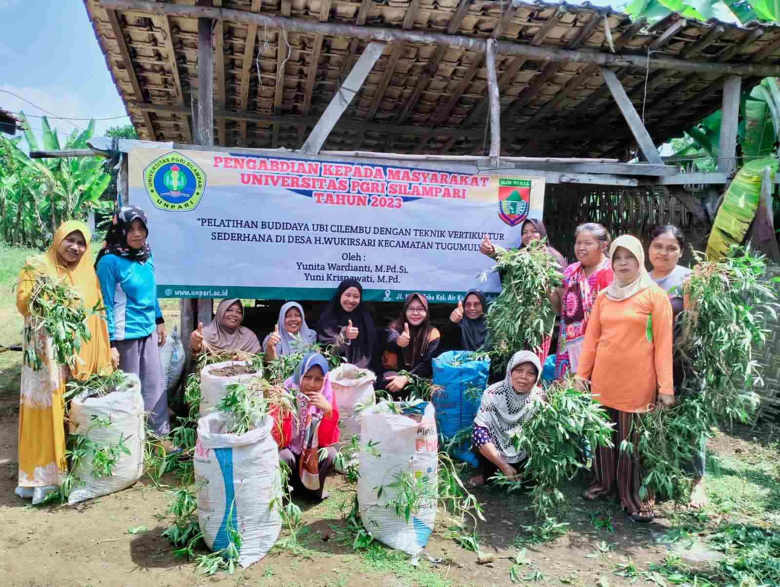 Dosen UNPARI, Ajak Warga Desa Wukirsari Manfaatkan Karung Bekas Untuk Budidaya Ubi Cilembu