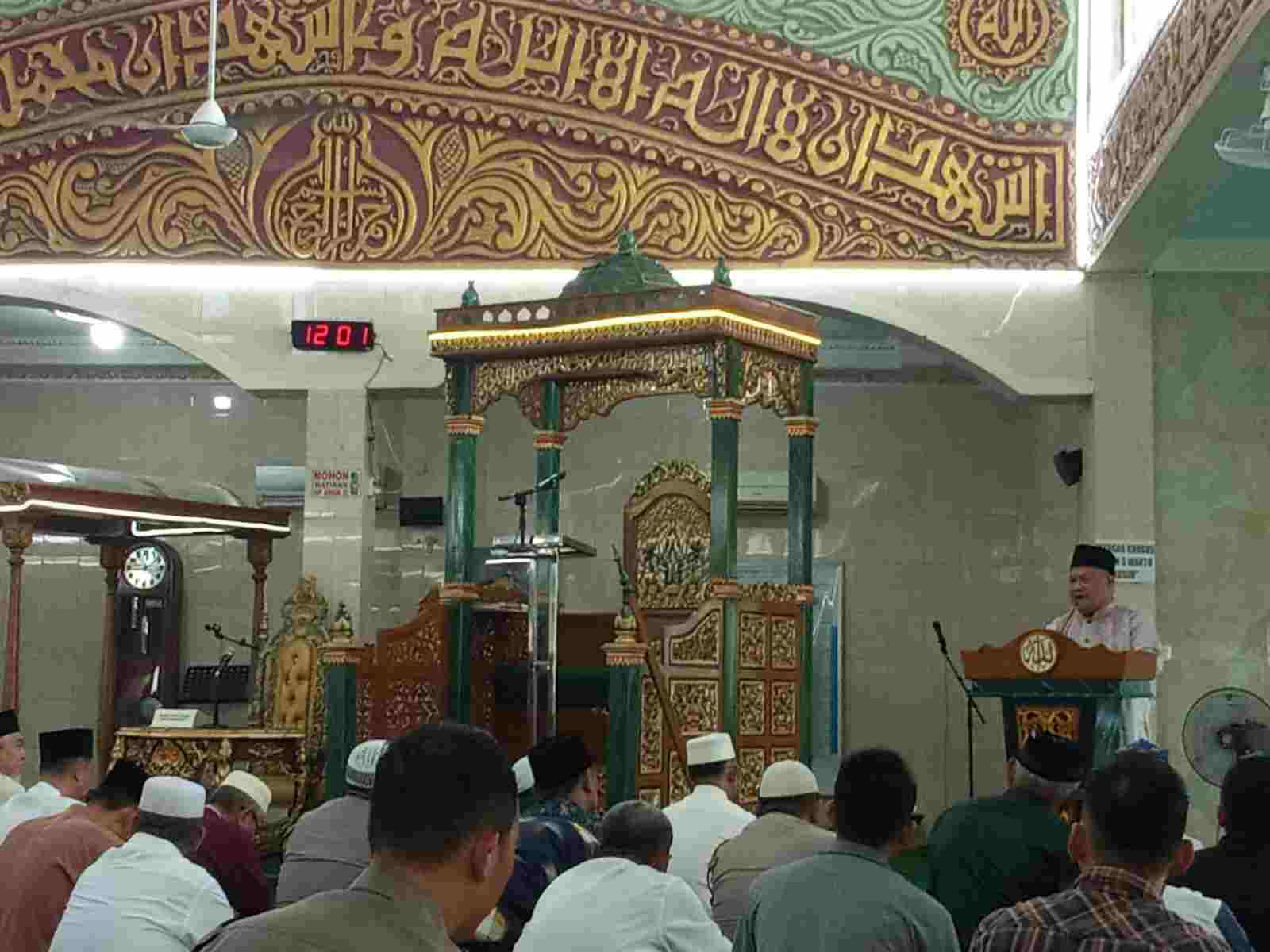 Pj Walikota Safari Jumat di Masjid Agung Al Baari