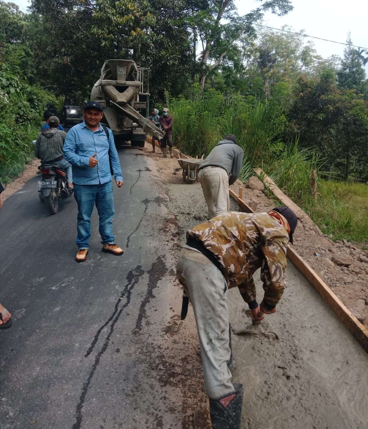 Kecewa, Warga Apur Swadaya Bangun Jalan Provinsi Jilid 2