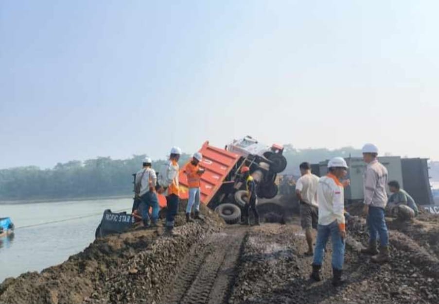 Sungai Musi Tercemar Tumpahan Batubara Setelah Dump Truk Terguling di Pelabuhan SDJ-Servo