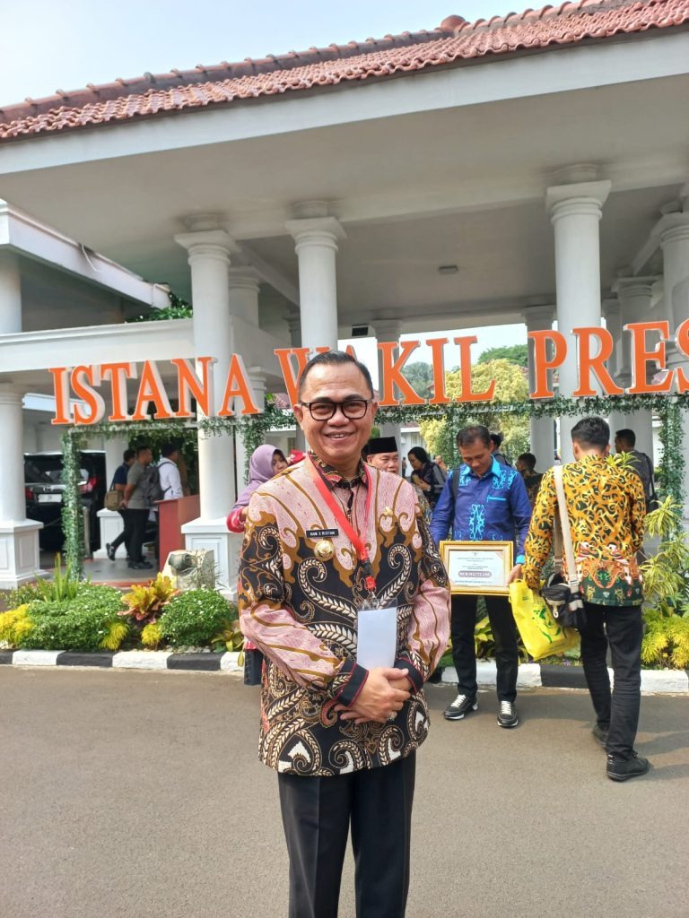 Pj Bupati Hani Syopiar Rustam Terima Penghargaan dari Wakil Presiden RI