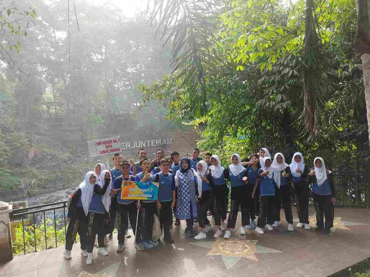 Dukung Program Ayo Ngelong, Anak OSIS SMPN 7 Kunjungi Air Terjun Teman