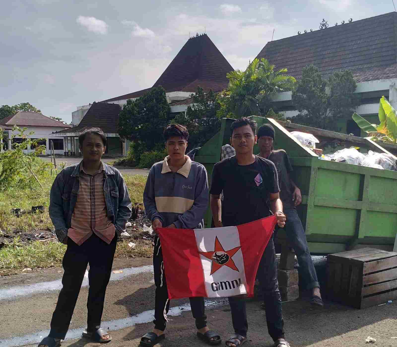 GMNI Sesalkan Komplek Perkantoran Jadi Tempat Sampah