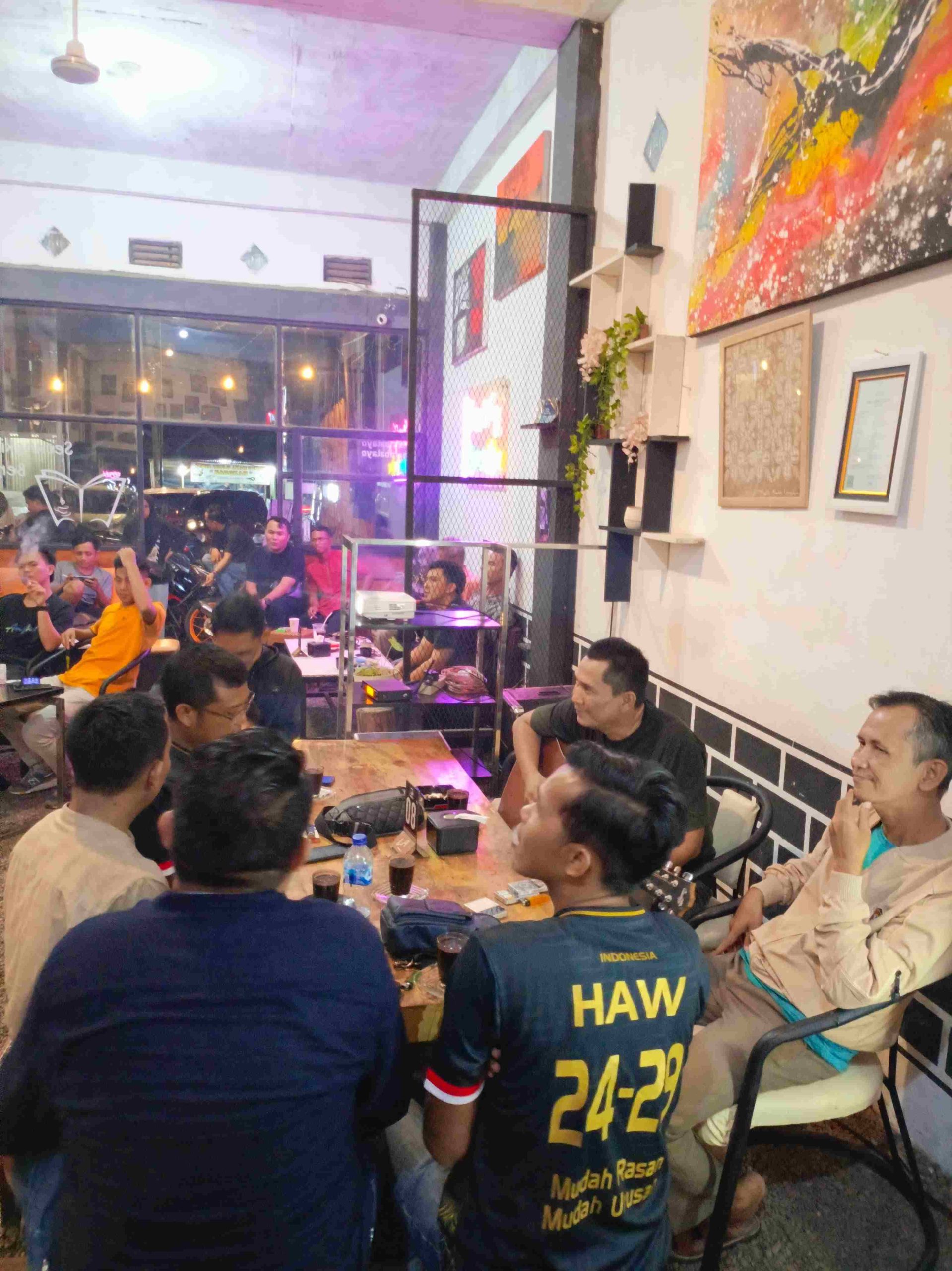 Masyarakat Antusias Nobar Bersama Calon Walikota Lubuklinggau Hendri Almawijaya