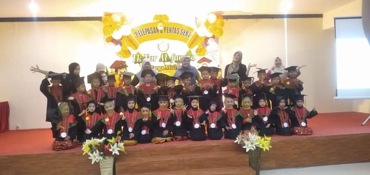 Keceriaan Mewarnai Pelepasan dan Pentas Seni TK Nur Al-faeyza